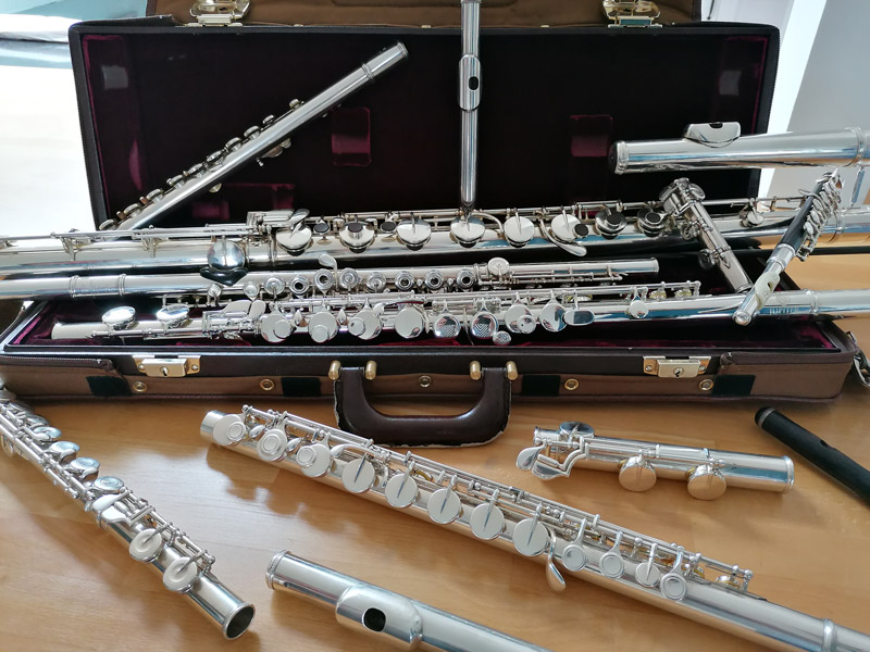 Querflöten liegen auf einem Tisch - Probe Flutes in Concert